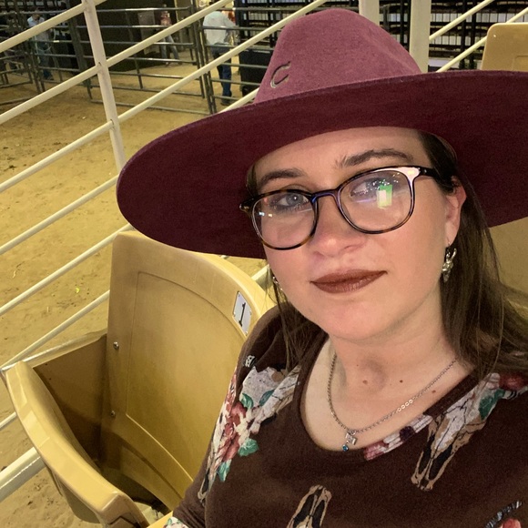 Meet your Posher, Caitlin - Picture 1 of 1